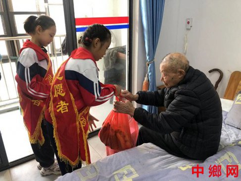 安徽庐江：郭河镇中心小学重阳节走进养老院送