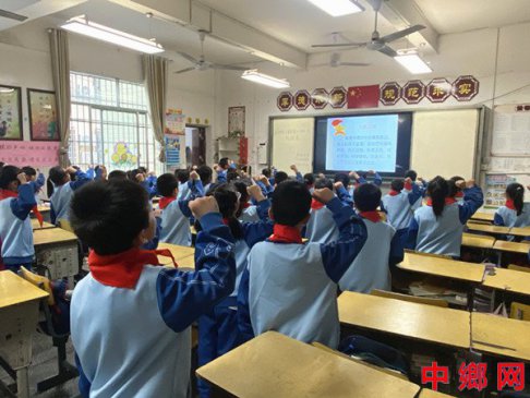 湖南宁远县印山小学：“红领巾”迎建队日 新队