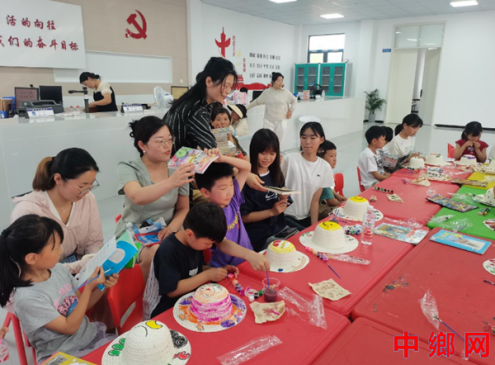 <b>草帽绘童趣 书香伴成</b>