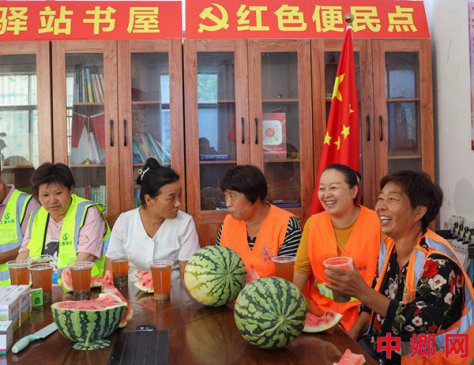 安徽亳州：“夏季送清凉”为户外劳动者撑起“