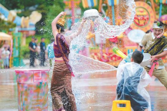 耍水看秀玩冰块 景区解锁新体验