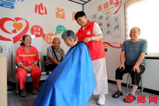 爱心义剪进社区