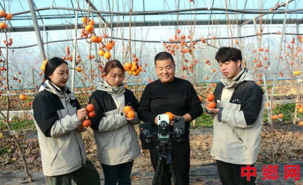 <b> 河南内黄县支书携手00后大学生直播共绘乡村振兴新图景</b>