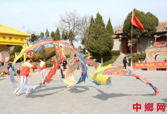 河南内黄：香客节上演盛大舞龙 民众齐聚帝陵祭拜人文始祖