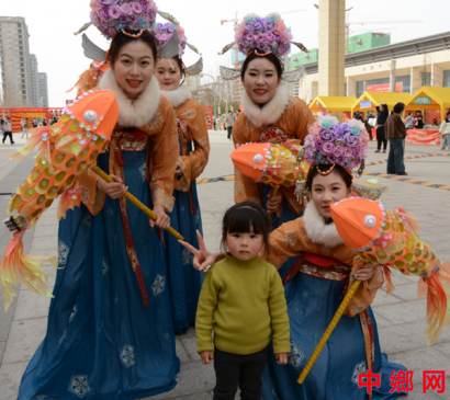 马年纳福传温情 河南内黄县舞蹈队员与孩童共绘新春画卷