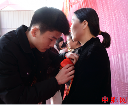 河南：内黄县大学生向父母献花感恩