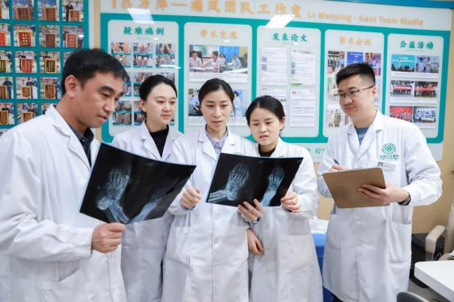 成都风湿医院痛风科门诊主任团队正在会诊。成都风湿医院供图