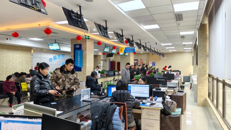 社保中心全员入驻大厅为民办事。朝天区融媒体中心供图