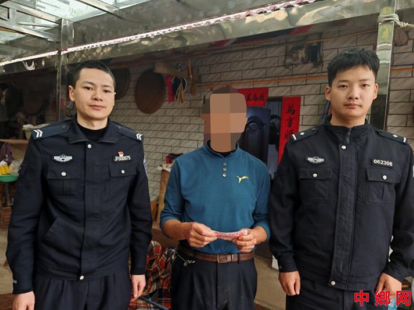 民警将财物返还受害人。安岳县公安局卧佛派出所供图