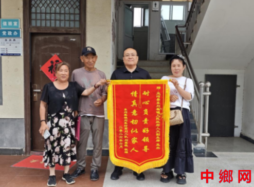 安徽五河县东刘集镇：暖心解民忧 锦旗映初心